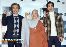 [포토엔HD] 백윤식 ‘둘째아들 서빈-대해스님과 함께 힘찬 파이팅!’
