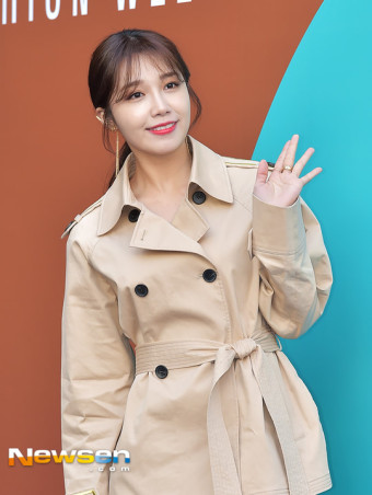 [포토엔HD] 에이핑크 정은지 ‘봄내음 나는 손인사’
