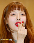 [포토엔HD] 현아 ‘달달한 하트포즈’(공항패션)