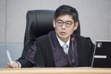‘미스함무라비’ 판사 변신 성동일, 그가 연기하면 진짜가 된다