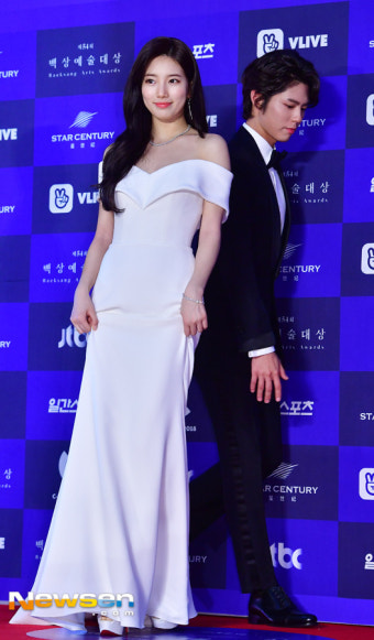 [포토엔HD] 박보검 ‘수지 위해 뒤쪽으로 살금살금 매너’(백상예술대상)
