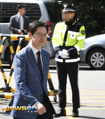 [포토엔]  김경수 의원  참고인 신분으로 조사 ‘시선 집중’