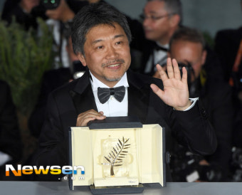 [포토엔HD] 고레에다 히로카즈 ‘만비키 가족으로 칸영화제 황금종려상 수상’