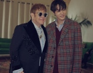 엑소 카이 프랑스 구찌쇼 포착, 엘튼존-사카구치켄타로와 인증샷