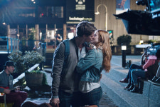 ‘미드나잇 선’ 케이티♥찰리, 실제 연인사이 의심케 한 심쿵 키스  