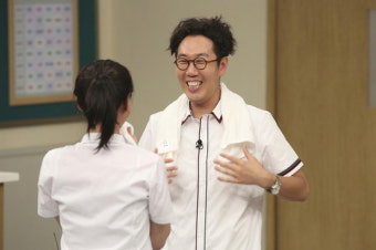 ‘아는형님’ 김영철, 데뷔 후 첫 커피차 선물에 잇몸 미소[오늘TV]