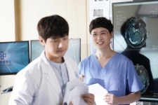 ‘사생결단 로맨스’ 같은 사람 맞아? 지현우, 1인2역 방불케 한 온도차