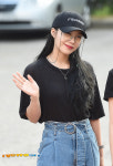 에이핑크 정은지 ‘줄 안경과 모자로 스타일 완성~’ (뮤직뱅크 출근) [포토엔HD] 