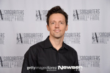 ‘유부남’ 제이슨 므라즈, 바이섹슈얼 고백 “남성도 좋아”[할리우드비하인드]