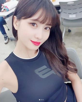 트와이스 모모, 밀착 운동복 위 드러난 볼륨감 ‘청순+섹시 다 해’