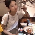 블랙핑크 제니, 新 먹방요정 등극? 고기 들고 깜찍 미소