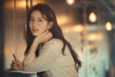 가을에도 예쁜 수지, 금테안경도 완벽소화하는 미모[화보]