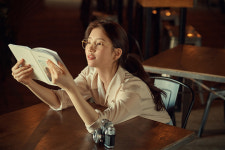 가을에도 예쁜 수지, 금테안경도 완벽소화하는 미모[화보]