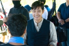 ‘미스터션샤인’ 이병헌, 카메라 밖서도 꿀눈빛+심쿵미소 장착[비하인드컷]