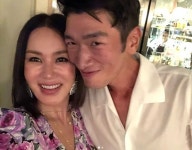 김남진 근황 공개, 엄정화와 밀착 셀카 “변함없는 동생”[SNS★컷]