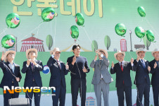 장동건 ‘내빈들과 초록풍선 들고 포즈’ (한돈데이) [포토엔HD] 