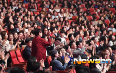 진정한 위인 영화 ‘허스토리’ 김문숙씨에게 쏟아지는 우레와 같은 박수 [포토엔HD] 