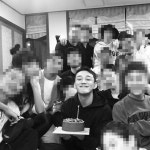 ‘33번째 생일’ 유아인, 지인들에 둘러싸인 파티 인증샷[SNS★컷]