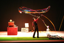 맨발로 황토길 걸으며 산림욕 즐기기