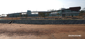 붉은태양 아래 들녘과 검은 갯벌