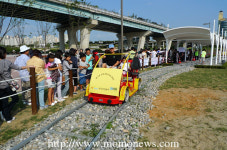 ‘한강 자전거공원’ 레일바이크 인기다