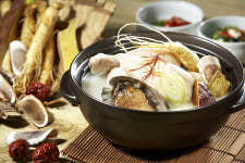 여름철 최고의 보양식 ‘홍삼 영지 삼계탕’