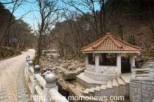 포토 기암절벽과 맑은 물 흐르는 화암약수