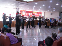 효성노인건강센터 어르신을 위한 한우파티와 산타들의 사랑연주회