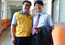 구연홍 이마트 역삼점 점장·이호현 강남구청 복지정책과 팀장 우린 강남구 디딤돌 사업 형제에요~