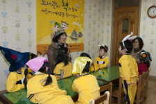 군산시, ‘찾아가는 도서관’ 아이들에게 큰 인기!