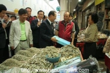 황우여 대표최고위원,마산 어시장 방문 상인들 격려~