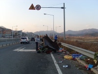 트럭이 경운기 추돌...2명 사망