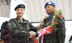 육군제1017부대장 | (나눔포토) 조정환 참모총장과 윤범기 단비부대6진 부대장 기념촬영