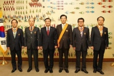 강창희 의장, 국회 퇴임 정무직 공무원에 훈장 전수