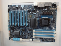 일곱개의 PCI-E X16 슬롯을 가진 메인보드 등장?