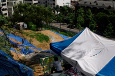 “성미산에는 숲을, 학교는 평지에”