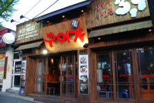 고급스런 목재 인테리어 컨셉으로 고객을 사로잡다.