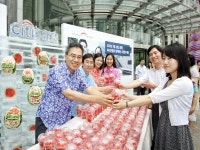 [포토뉴스]하영구 씨티은행장 복날, 시원한 수박드세요~