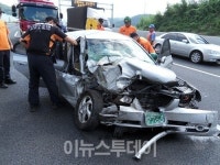 진주 군북IC 인근서 아반테승용차 8톤화물차량 추돌