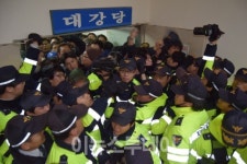 경찰, 민주노총부산본부 건물 노동복지회관 무력 진입
