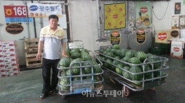 각하동 농산물공판장 류재석 씨, 이주민 위해 수박 기증