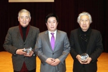 정찬민 용인시장, 이영미술관·마가미술관 관장에 감사패 수여