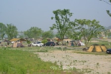 아직은 좀 더 기다려야 할 합강공원오토캠핑장