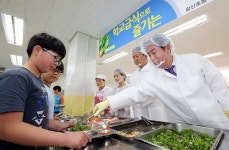 정찬민 용인시장, 친환경 로컬푸드 급식 배식