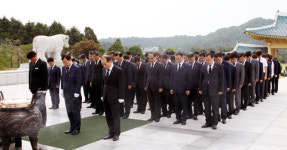 대전국세청, 현충원 참배·봉사 활동