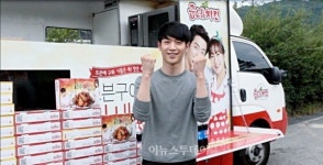 굽네치킨, 전속모델 서강준 촬영장에 간식 선물