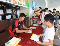 배드민턴 스타 이용대 화순서 팬 사인회 열려