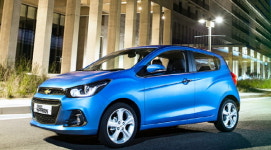 깎고 할인하고 더 가벼워진 경차, 모닝이냐 스파크냐