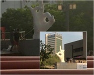 홍익대 정문 거대 손모양 조형물… 일베 인증?