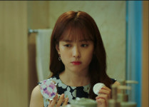 W(더블유) 한효주의 수려한 콜라보 한정판 선보여